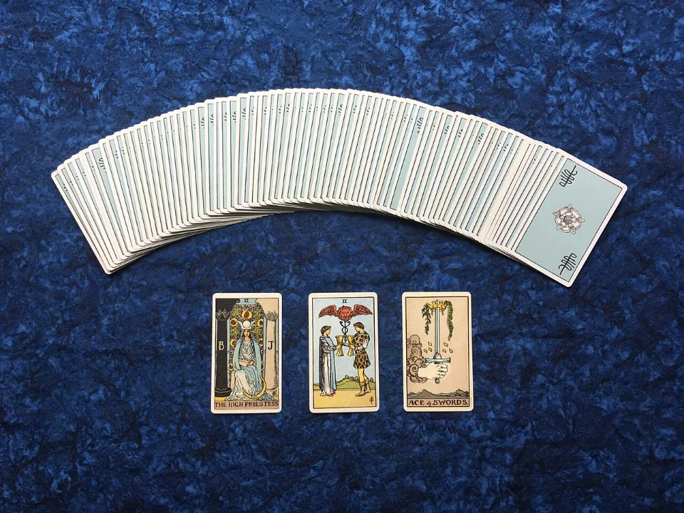En lægning med tre tarotkort på bordet